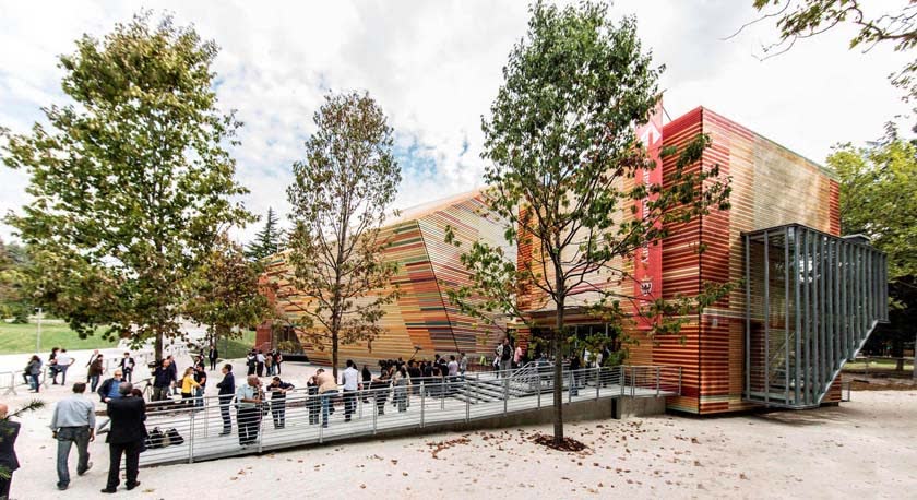 رمپ دسترسی ورودی تالار Auditoriumdelparco در L'Aquila برای ورود تماشاگران و ویلچر
