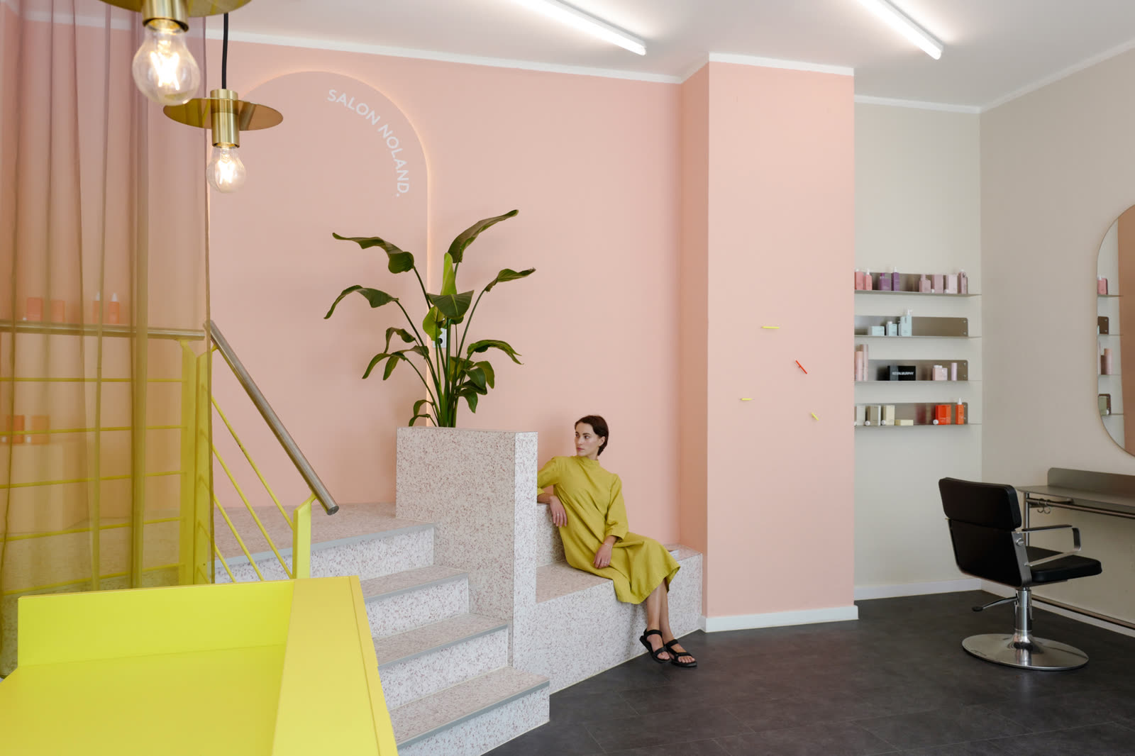 پله‌ها و نیمکت با روکش ریزدانه terrazzo و دیوار صورتی در سالن زیبایی Salon Noland