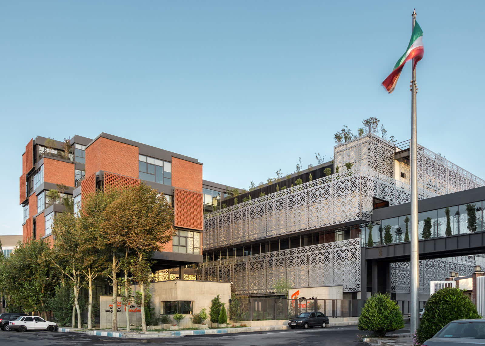 مجموعه داروسازی CinnaGen با حجم اداری آجری و حجم تولید با پوسته سفید الگودار