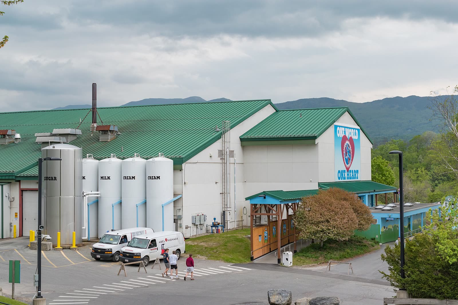 محوطهی کارخانهی Ben & Jerry's در واتربری ورمونت با مخازن، پارکینگ، گذرگاه عابر و مسیر ورودی بازدیدکنندگان